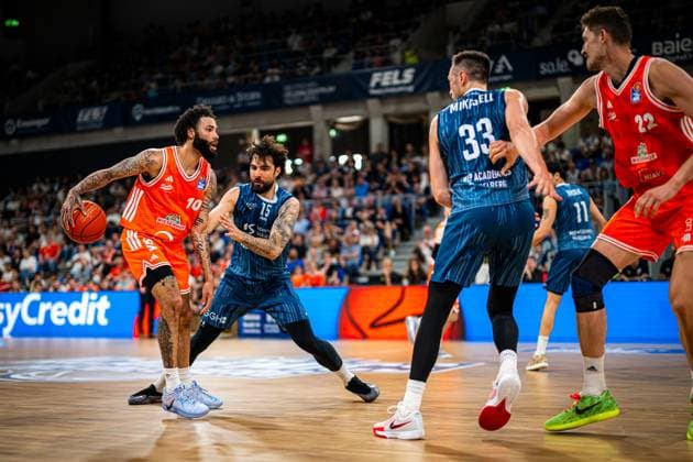 Tevin Brown 10 Rasta Vechta with the ball, while Marcel Keßen 15 MLP Academics Heidelberg defends, Ryan Mikesell 33 MLP Academics Heidelberg watches the scene Season finale BBL Tevin Brown 10 Rasta Vechta against Marcel Keßen 15 MLP Academics Heidelberg Copyright: xMichaelxGelhardtx