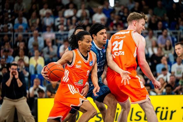 Lars Thiemann 21 Rasta Vechta with the ball, while Erol Ersek 11 MLP Academics Heidelberg , Alonzo Verge Jr 11 Rasta Vechta and Ryan Mikesell 33 MLP Academics Heidelberg defend Intense defense in Heidelberg Copyright: xMichaelxGelhardtx