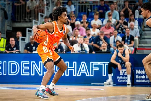 Samuell Williamson 10 MLP Academics Heidelberg with the ball at the basket while the spectators in the SNP dome watch the season finale BBL Samuell Williamson 10 MLP Academics Heidelberg in action Copyright: xMichaelxGelhardtx