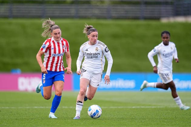 May 10, 2026, Valdebebas, Madrid, Spain: Eva Navarro of Real Madrid runs with the ball during the Spanish Women League, Liga F, football match played between Real Madrid and Atletico De Madrid at Alfredo Di Stefano stadium on May 10, 2026, in Valdebebas, Madrid, Spain. Valdebebas Spain - ZUMAa181 20260510_zaa_a181_076 Copyright: xDennisxAgyemanx