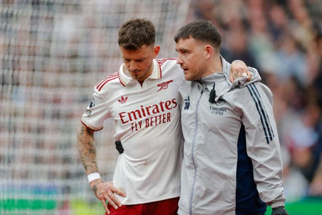 Premier League 2025 26 West Ham v Arsenal London Stadium 10.05.2026 Ben White of Arsenal is helped off the pitch by Simon Murphy, Arsenal medical director of physiotherapy. Premier League 2025 26 West Ham v Arsenal London Stadium 10.05.2026 Photograph By Marc Aspland The Times  Copyright: xMarcxAsplandx NINTCHDBPICT001079639045