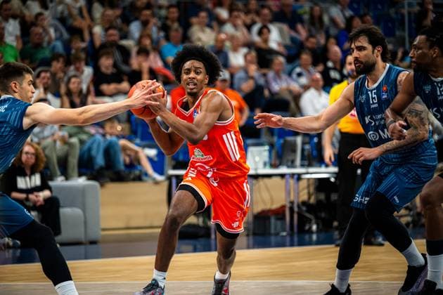 Marcel Keßen 15 MLP Academics Heidelberg with the ball, while Osun Osunniyi 12 MLP Academics Heidelberg and a defender from Rasta Vechta put pressure on Marcel Keßen 15 MLP Academics Heidelberg with the ball in the BBL season finale Copyright: xMichaelxGelhardtx