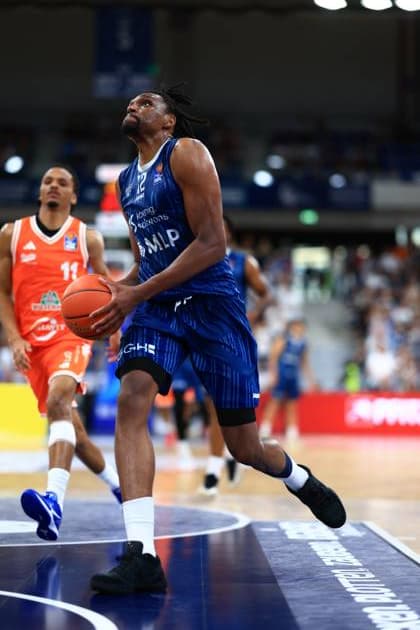 Osun Osunniyi 12 MLP Academics Heidelberg moves to the basket while a Rasta Vechta player defends Osun Osunniyi moves to the basket Copyright: xMichaelxGelhardtx