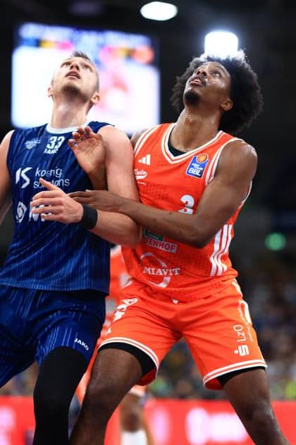 Ryan Mikesell 33 MLP Academics Heidelberg in a duel for the ball against an opponent from Rasta Vechta in the SNP dome in Heidelberg BBL season finale Ryan Mikesell 33 MLP Academics Heidelberg in a duel Copyright: xMichaelxGelhardtx