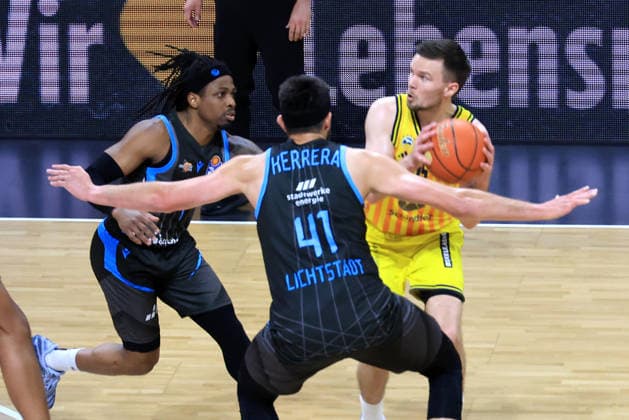 DEU, easyCredit BBL, ALBA vs Bayern Muenchen, 10 05 2026, Max Schmeling Halle, Berlin, DEU, easyCredit BBL, ALBA vs Bayern Muenchen, in the picture Martin Hermannsson ALBA Berlin 15 , Uchenna Iroegbu Jena 1 , Alex Herrera Jena 41 nordphotoxGmbHx xEngler nph00076