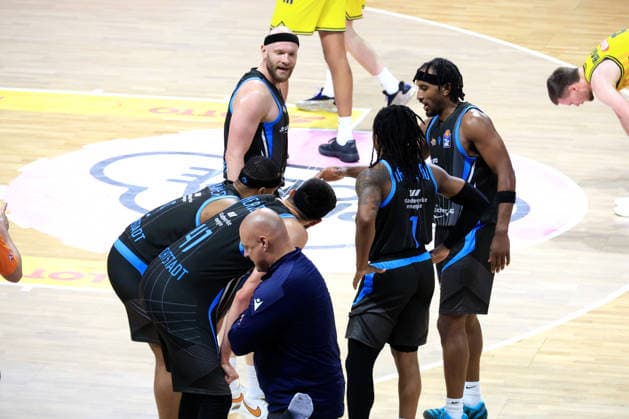 DEU, easyCredit BBL, ALBA vs Bayern Muenchen, 10 05 2026, Max Schmeling Halle, Berlin, DEU, easyCredit BBL, ALBA vs Bayern Muenchen, in the picture Head Coach Mike Taylor Jena , Jena players circle nordphotoxGmbHx xEngler nph00076
