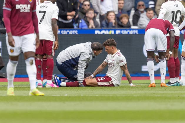 West Ham United v Arsenal FC, Premier League, Football, London Stadium, London, UK - 10 May 2026 Ben White of Arsenal FC (4) receives treatment on the pitch London London Stadium Stratford GBR, UK NEWSPAPERS OUT Copyright: xEllixBirchx
