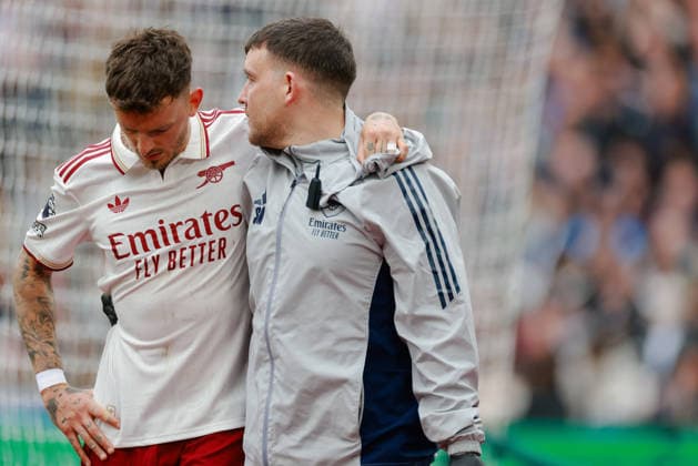 Premier League 2025 26 West Ham v Arsenal London Stadium 10.05.2026 Ben White of Arsenal is helped off the pitch by Simon Murphy, Arsenal medical director of physiotherapy. Premier League 2025 26 West Ham v Arsenal London Stadium 10.05.2026 Photograph By Marc Aspland The Times  Copyright: xMarcxAsplandx NINTCHDBPICT001079639802