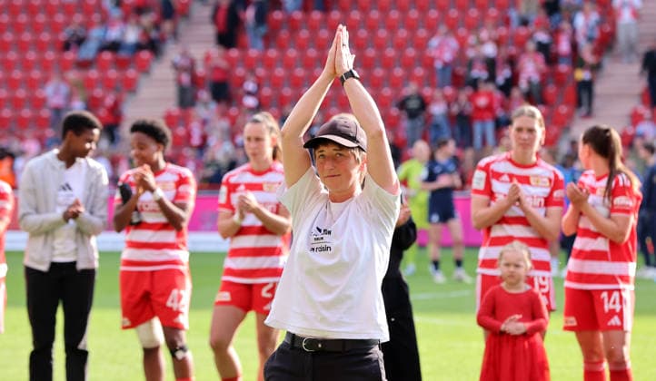 Coach Ailien Poese and Union womens team after the match in front of the fans Sport Football Soccer 1 Bundesliga Women Women 25 Matchday Season 2025 2026 10 05 2026 1 FC Union Berlin vs TSG Hoffenheim DFL regulations prohibit any use of photographs as image sequences and or quasi video