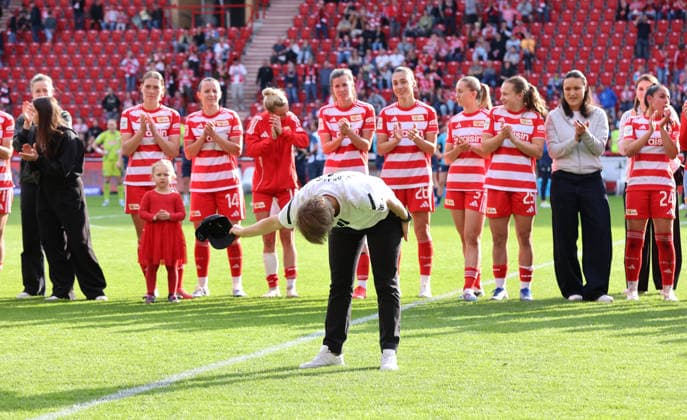 Coach Ailien Poese bows to the fans, Union womens team after the match Sport Football Soccer 1 Bundesliga Women Women 25 Matchday Season 2025 2026 10 05 2026 1 FC Union Berlin vs TSG Hoffenheim DFL regulations prohibit any use of photographs as image sequences and or quasi video