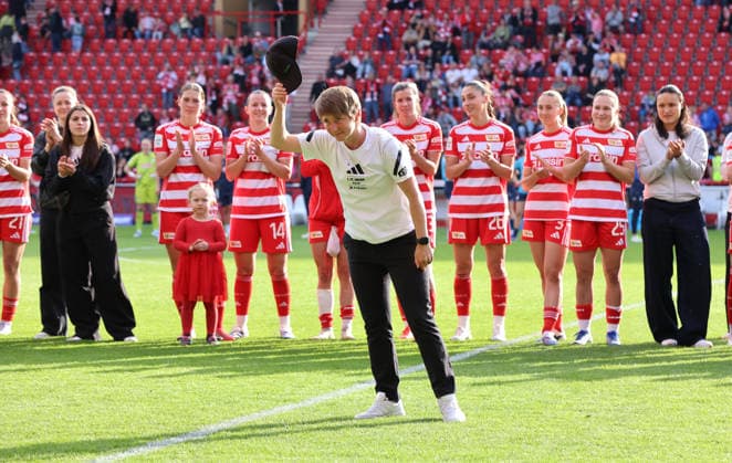 Coach Ailien Poese bows to the fans, Union womens team after the match Sport Football Soccer 1 Bundesliga Women Women 25 Matchday Season 2025 2026 10 05 2026 1 FC Union Berlin vs TSG Hoffenheim DFL regulations prohibit any use of photographs as image sequences and or quasi video