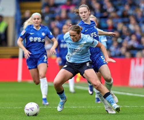 Chelsea Women v Manchester City Women Adobe Womens FA Cup Veerle Buurman of Chelsea Women battles for the ball with Grace Clinton of Manchester City Women during the Adobe Womens FA Cup Semi-Final match at Stamford Bridge, London 10 05 2026 UK Newspapers OUT Copyright: xNeilxHolmesx FIL-23413-0009