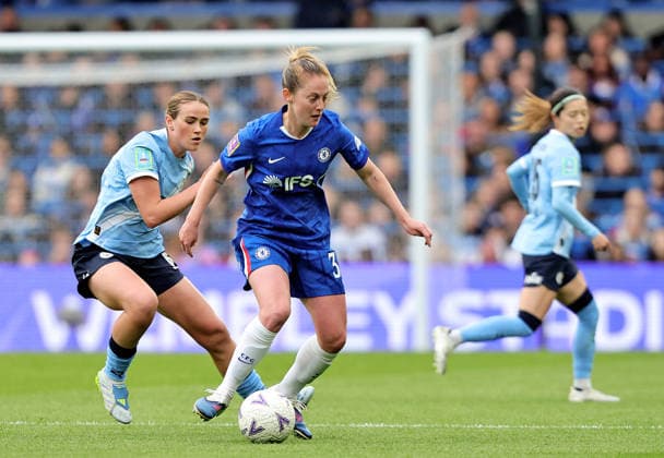 Chelsea Women v Manchester City Women Adobe Womens FA Cup Keira Walsh of Chelsea Women in possession whilst under pressure from Grace Clinton of Manchester City Women during the Adobe Womens FA Cup Semi-Final match at Stamford Bridge, London 10 05 2026 UK Newspapers OUT Copyright: xNeilxHolmesx FIL-23413-0012
