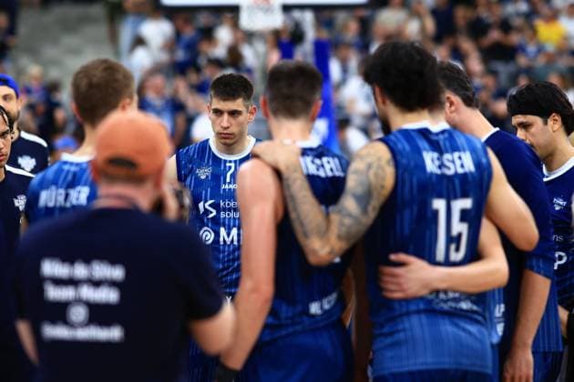 Dusan Neskovic 7 MLP Academics Heidelberg and Erol Ersek 11 MLP Academics Heidelberg gather in the team circle during the break in Heidelberg Team of Dusan Neskovic 7 MLP Academics Heidelberg and Erol Ersek 11 MLP Academics Heidelberg during the break Copyright: xMichaelxGelhardtx