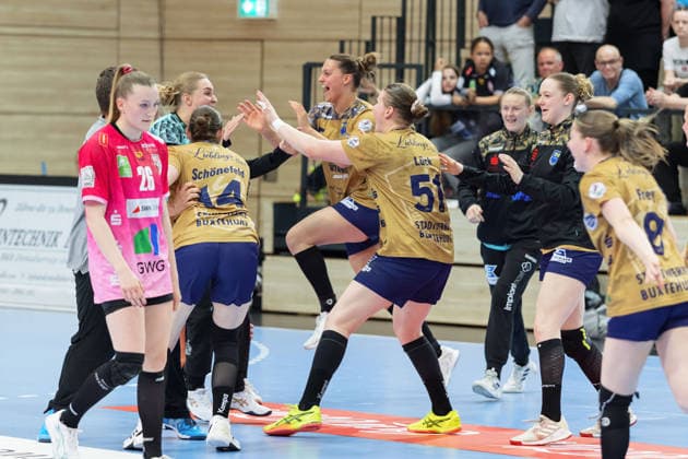 BSV players cheer after 28 24 away win, Cara Reuthal Halle, 26 li , SV Union Halle Neustadt vs Buxtehuder SV, Handball Bundesliga Frauen, Play Offs 5 11 Matchday 4, Season 2025 26, 10 05 2026 Halle SWH Arena Sachsen Anhalt Germany