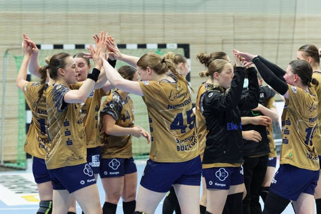 BSV players celebrate after 28 24 away win, SV Union Halle Neustadt vs Buxtehuder SV, Handball Bundesliga Frauen, Play Offs 5 11 Matchday 4, Season 2025 26, 10 05 2026 Halle SWH Arena Sachsen Anhalt Germany