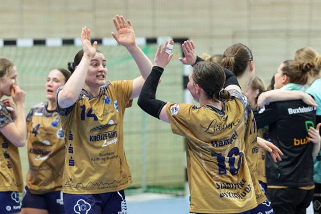 BSV players celebrate after 28 24 away win, SV Union Halle Neustadt vs Buxtehuder SV, Handball Bundesliga Frauen, Play Offs 5 11 Matchday 4, Season 2025 26, 10 05 2026 Halle SWH Arena Sachsen Anhalt Germany