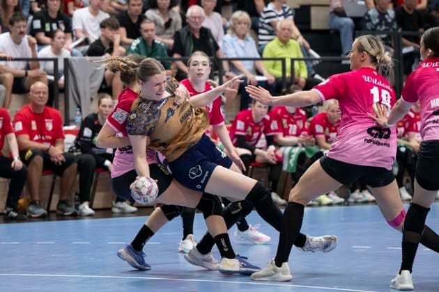 Handball Bundesliga Frauen,HBF, Saison 2025 2026 SV Union Halle Neustadt vs Buxtehuder SV Halle, Germany 10 May 2026 In the picture from left in duel Jolina Huhnstock Buxtehude and Fabienne Büch Buech Halle Halle Saale SWH Arena Sachsen Anhalt Germany
