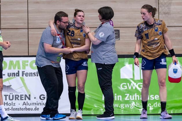 Handball Bundesliga Women,HBF, Season 2025 2026 SV Union Halle Neustadt vs Buxtehuder SV Halle, Germany 10 May 2026 In the picture center Theresa von Prittwitz Buxtehude Injured, injury, pain, Halle Saale SWH Arena Sachsen Anhalt Germany