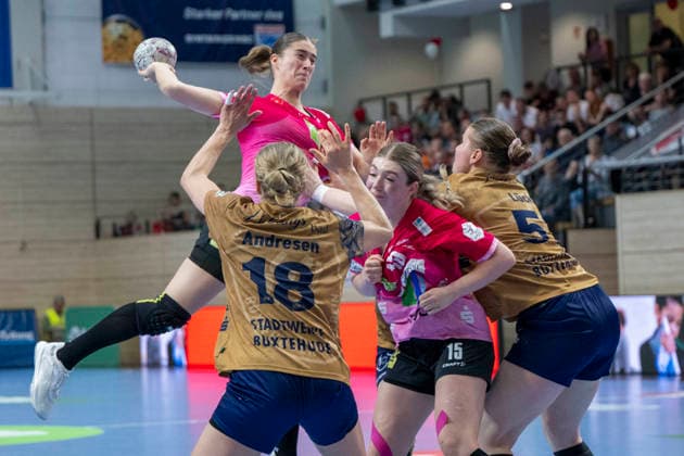 Handball Bundesliga Frauen,HBF, Saison 2025 2026 SV Union Halle Neustadt vs Buxtehuder SV Halle, Germany 10 May 2026 In the picture from left in duel Tabea Wipper Halle , Johanna Andresen Buxtehude , Fabienne Büch Buech Halle and Lyn Elisabeth L ck Lueck Buxtehude Halle Saale SWH Arena Sachsen Anhalt Germany