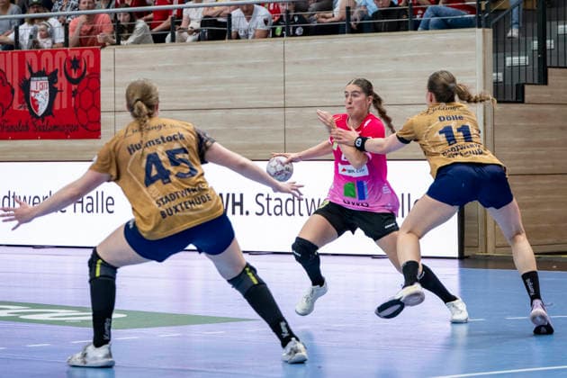 Handball Bundesliga Women,HBF, Season 2025 2026 SV Union Halle Neustadt vs Buxtehuder SV Halle, Germany 10 May 2026 In the picture from left Jolina Huhnstock Buxtehude , Tabea Wipper Halle and Isabelle Doelle Buxtehude Halle Saale SWH Arena Sachsen Anhalt Germany