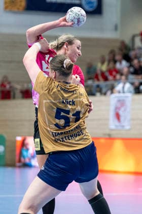 Handball Bundesliga Frauen,HBF, Saison 2025 2026 SV Union Halle Neustadt vs Buxtehuder SV Halle, Germany 10 May 2026 In the picture from left in the duel Lyn Elisabeth Lück Lueck Buxtehude and un19 Halle Saale SWH Arena Sachsen Anhalt Germany