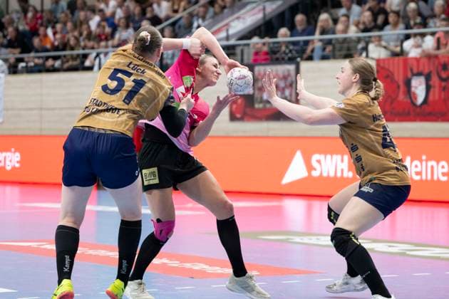 Handball Bundesliga Women,HBF, Season 2025 2026 SV Union Halle Neustadt vs Buxtehuder SV Halle, Germany 10 May 2026 In the picture from left Lyn Elisabeth Lück Lueck Buxtehude , Lea Gruber Halle and Jolina Huhnstock Buxtehude Halle Saale SWH Arena Sachsen Anhalt Germany