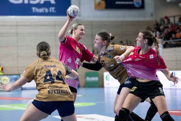 Handball Bundesliga Women,HBF, Season 2025 2026 SV Union Halle Neustadt vs Buxtehuder SV Halle, Germany 10 May 2026 In the picture from left Carina Senel Buxtehude , Lea Gruber Halle , Lyn Elisabeth Lück Lueck Buxtehude and Madeleine Östlund Oestlund Halle Halle Saale SWH Arena Sachsen Anhalt Germany