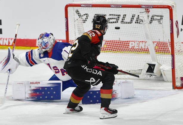 10.05.2026, xhbx, Eishockey Testspiel, Deutschland - USA v.l. Goal scored, Tor zum 1:2 Devin Colley (USA), Parker Tuomie (Deutschland) (DFL DFB REGULATIONS PROHIBIT ANY USE OF PHOTOGRAPHS as IMAGE SEQUENCES and or QUASI-VIDEO) Mannheim *** 10 05 2026, xhbx, ice hockey test match, Germany USA v l Goal scored, goal to 1 2 Devin Colley USA , Parker Tuomie Germany DFL DFB REGULATIONS PROHIBIT ANY USE OF PHOTOGRAPHS as IMAGE SEQUENCES and or QUASI VIDEO Mannheim