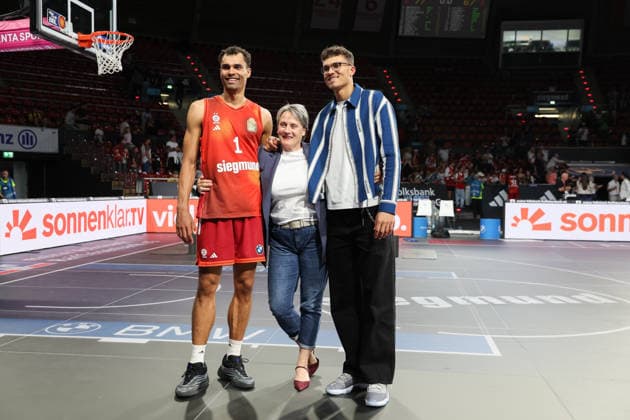 Oscar da Silva FC Bayern Basketball, 01 with his mother and his brother the NBA player Tristan da Silva Orlando Magic , GER, FC Bayern Basketball vs EWE Baskets Oldenburg, Basketball, easycredit Basketball Bundesliga, 34 Matchday, Season 2025 2026, 10 05 2026, GER, FC Bayern Basketball vs EWE Baskets Oldenburg, Basketball, easycredit Basketball Bundesliga, 34 Matchday, Season 2025 2026, 10 05 2026 Munich Copyright: xEibner-Pressefoto JennixMaulx EP_JML