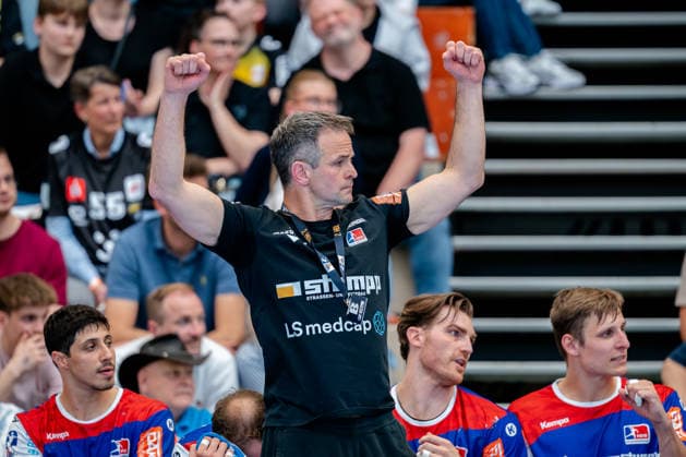 Krefeld, 10 05 2026, Handball, Men, 2 Bundesliga, Matchday 31, 2025 2026 HSG Krefeld Niederrhein HBW Balingen Weilstetten Matthias Flohr HBW Balingen Weilstetten, Coach cheers after a goal