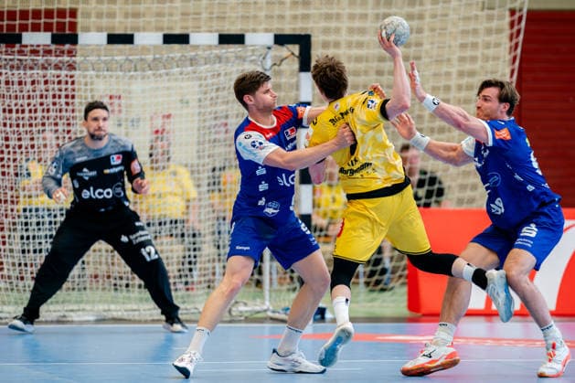 Krefeld, 10 05 2026, Handball, Men, 2 Bundesliga, 31 Matchday, 2025 2026 HSG Krefeld Niederrhein HBW Balingen Weilstetten Marvin Kix HSG Krefeld Niederrhein, 7 in duel with Georg Pöhle HBW Balingen Weilstetten, 94