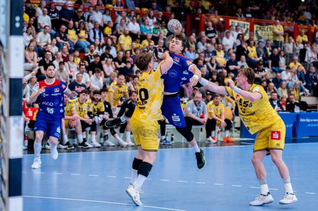 Krefeld, 10 05 2026, Handball, Men, 2 Bundesliga, 31 Matchday, 2025 2026 HSG Krefeld Niederrhein HBW Balingen Weilstetten Elias Huber HBW Balingen Weilstetten, 7 in duel with Lukas Siegler HSG Krefeld Niederrhein, 20