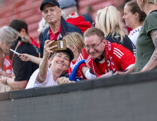 Soccer, Women, Season 2025 2026, Google Pixel Women Bundesliga 25 Matchday , 1 FC Union Berlin TSG 1899 Hoffenheim, Coach Ailien Poese 1 FC Union takes photos with fans, 10 05 2026, Copyright: xMatthiasxKochx
