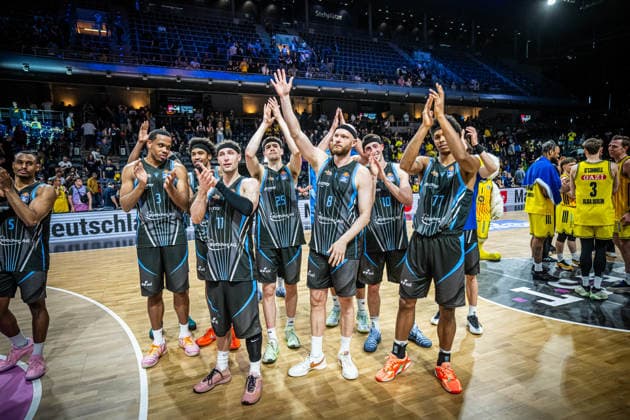Basketball Berlin 10 05 2026 Season 2025 2026 EasyCredit BBL 1 Bundesliga Men, Men Alba Berlin Science City Jena Jena thanks the fans