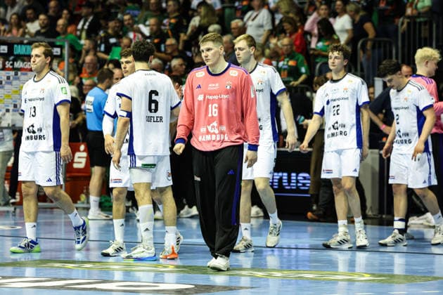 f l Niklas Weller HSV Hamburg,13 , Elias Kofler HSV Hamburg,6 , Goalkeeper Robin Haug HSV Hamburg,16 Handball Bundesliga Season 2025 2026 SC Magdeburg vs HSV Hamburg at the GETEC Arena in Magdeburg Action,Handball,Germany,10 05 2026