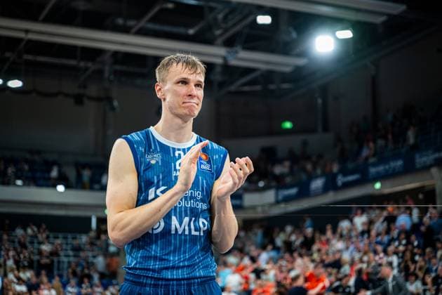 Niklas Würzner 2 MLP Academics Heidelberg applauds in the foreground of the hall in Heidelberg after the game Applause for Niklas Würzner 2 MLP Academics Heidelberg in Heidelberg Copyright: xMichaelxGelhardtx