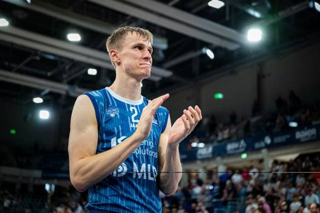 Niklas Würzner 2 MLP Academics Heidelberg applauds after the game in Heidelberg Applause for Niklas Würzner 2 MLP Academics Heidelberg in Heidelberg Copyright: xMichaelxGelhardtx