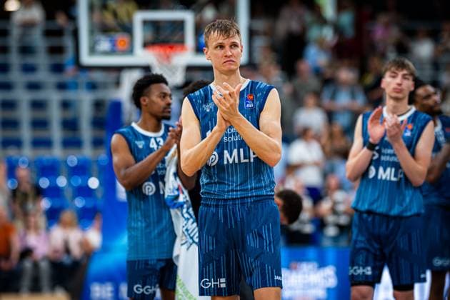 Niklas Würzner 2 MLP Academics Heidelberg in the foreground clapping, supported by Dominic Vengert 8 MLP Academics Heidelberg and Eric Reed Jr 43 MLP Academics Heidelberg in the background clapping after the game in Heidelberg Copyright: xMichaelxGelhardtx