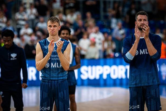 Paul Zipser 9 MLP Academics Heidelberg and Niklas Würzner 2 MLP Academics Heidelberg applaud in front of the fans at the SNP dome in Heidelberg Applause for Paul Zipser 9 MLP Academics Heidelberg and Niklas Würzner 2 MLP Academics Heidelberg Copyright: xMichaelxGelhardtx