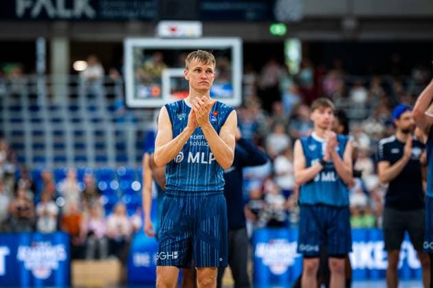 Niklas Würzner 2 MLP Academics Heidelberg shows emotion in the foreground while teammates applaud in the background Emotions after the end of the game in Heidelberg Copyright: xMichaelxGelhardtx