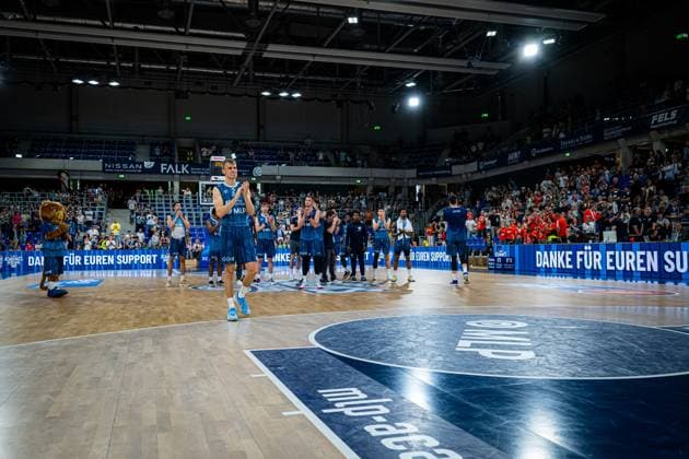 Niklas Würzner 2 MLP Academics Heidelberg and his teammates thank the fans at the SNP dome in Heidelberg BBL season finale in Heidelberg Copyright: xMichaelxGelhardtx