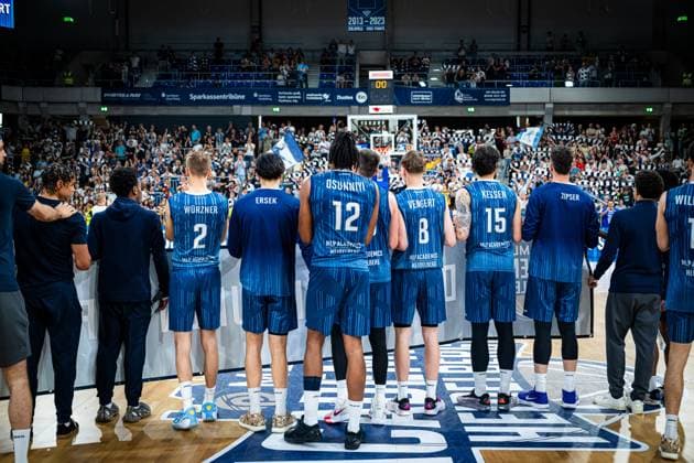Niklas Würzner 2 MLP Academics Heidelberg , Erol Ersek 11 MLP Academics Heidelberg , Osun Osunniyi 12 MLP Academics Heidelberg , Dominic Vengert 8 MLP Academics Heidelberg , Marcel Keßen 15 MLP Academics Heidelberg and Paul Zipser 9 MLP Academics Heidelberg in the team line-up before the match Team line-up MLP Academics Heidelberg Copyright: xMichaelxGelhardtx