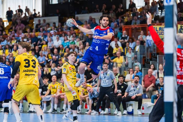 Niklas Michalski HSG Krefeld Niederrhein, 25 smiles at Tim Ruggiero Matthes jump shot HBW Balingen Weilstetten, 16 HSG Krefeld Niederrhein vs HBW Balingen Weilstetten, Handball, 2 HBL, Matchday 31, Season 2025 26, 10 05 2026, HSG Krefeld Niederrhein vs HBW Balingen Weilstetten, Handball, 2 HBL, Matchday 31, Season 2025 26, 10 05 2026 Krefeld Copyright: xEibner-Pressefoto LukasxBaldygax EP_LBA