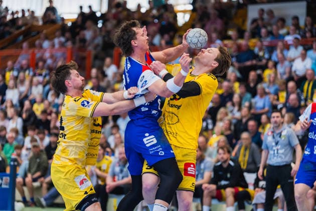 Mex Raguse HBW Balingen Weilstetten, 06 in duel with Lars Jagieniak HSG Krefeld Niederrhein, 33 HSG Krefeld Niederrhein vs HBW Balingen Weilstetten, Handball, 2 HBL, Matchday 31, Season 2025 26, 10 05 2026, HSG Krefeld Niederrhein vs HBW Balingen Weilstetten, Handball, 2 HBL, Matchday 31, Season 2025 26, 10 05 2026 Krefeld Copyright: xEibner-Pressefoto LukasxBaldygax EP_LBA