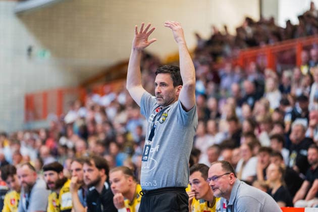 Mark Schmetz HSG Krefeld Niederrhein, Coach raises his arms HSG Krefeld Niederrhein vs HBW Balingen Weilstetten, Handball, 2 HBL, Matchday 31, Season 2025 26, 10 05 2026, HSG Krefeld Niederrhein vs HBW Balingen Weilstetten, Handball, 2 HBL, Matchday 31, Season 2025 26, 10 05 2026 Krefeld Copyright: xEibner-Pressefoto LukasxBaldygax EP_LBA