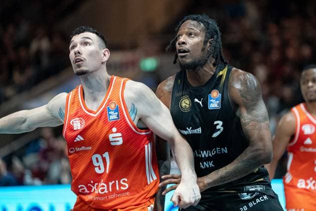 Yordan Minchev Nr 91 Chemnitz 99ers and Jushua Hawley Nr 3 Basketball Loewen Braunschweig GER, Basketball Loewen Braunschweig vs Chemnitz 99ers, Basketball, easyCredit BBL, Week 34, Season 2025 26, 10 05 2026 GER, Basketball Loewen Braunschweig vs Chemnitz 99ers, Basketball, easyCredit BBL, Week 34, Season 2025 26, 10 05 2026 Braunschweig Copyright: xEibner-Pressefoto DanielxREINELTx EP_DRT