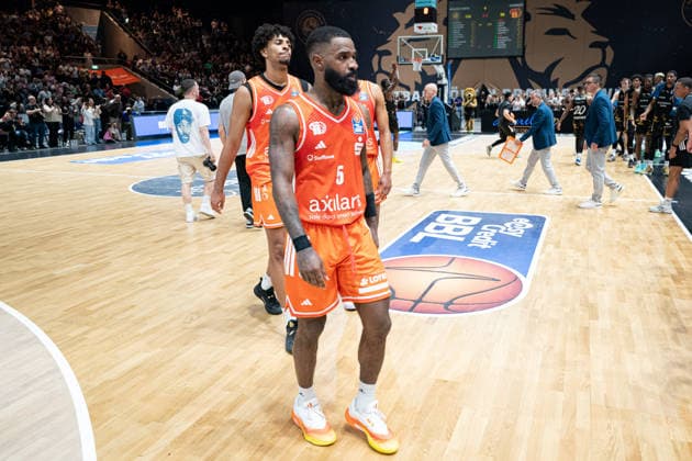 Corey Davis No 5 Chemnitz 99ers and teammates after the final whistle GER, Basketball Loewen Braunschweig vs Chemnitz 99ers, Basketball, easyCredit BBL, Week 34, Season 2025 26, 10 05 2026 GER, Basketball Loewen Braunschweig vs Chemnitz 99ers, Basketball, easyCredit BBL, Week 34, Season 2025 26, 10 05 2026 Braunschweig Copyright: xEibner-Pressefoto DanielxREINELTx EP_DRT