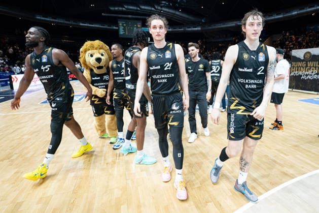 Oluwasimisola Shittu Nr 45 Basketball Loewen Braunschweig Kaza Kajami Keane Nr 24 Basketball Loewen Braunschweig Jushua Hawley Nr 3 Basketball Loewen Braunschweig Leonhard Laar Nr 21 Basketball Loewen Braunschweig Benny Schroeder Nr 2 Basketball Loewen Braunschweig after the final whistle GER, Basketball Loewen Braunschweig vs Chemnitz 99ers, Basketball, easyCredit BBL, Week 34, Season 2025 26, 10 05 2026 GER, Basketball Loewen Braunschweig vs Chemnitz 99ers, Basketball, easyCredit BBL, Week 34, Season 2025 26, 10 05 2026 Braunschweig Copyright: xEibner-Pressefoto DanielxREINELTx EP_DRT