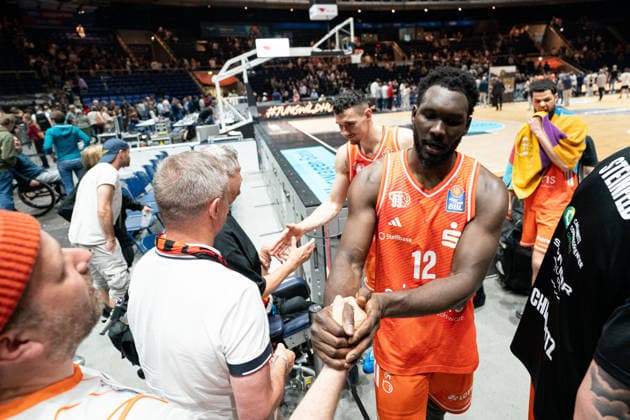 Amadou Sow No 12 Chemnitz 99ers and teammates thank the Chemnitz fans after the final whistle GER, Basketball Loewen Braunschweig vs Chemnitz 99ers, Basketball, easyCredit BBL, Week 34, Season 2025 26, 10 05 2026 GER, Basketball Loewen Braunschweig vs Chemnitz 99ers, Basketball, easyCredit BBL, Week 34, Season 2025 26, 10 05 2026 Braunschweig Copyright: xEibner-Pressefoto DanielxREINELTx EP_DRT